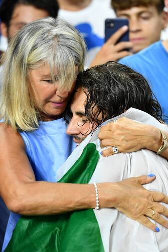 epa10814517 Gianmarco Tamberi (R) of Italy with his mother Sabrina (L) celebrates after winning the Men's High Jump final at the World Athletics Championships Budapest, Hungary, 22 August 2023.  EPA/Adam Warzawa  POLAND OUT