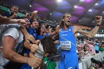 epa10814557 Gianmarco Tamberi of Italy celebrates after winning the gold medal in the High Jump Men final competition of the World Athletics Championships in Budapest, Hungary, 22 August 2023.  EPA/Istvan Derencsenyi HUNGARY OUT