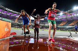 epa10814561 (from L) Men's High Jump gold medalist Gianmarco Tamberi of Italy, Men's 3000m Steeplechase bronze medalist Abraham Kibiwot of Kenya and Men's 3000m Steeplechase gold medalist Soufiane El Bakkali of Morocco celebrate in the Steeplechase water pit at the World Athletics Championships Budapest, Hungary, 22 August 2023.  EPA/CHRISTIAN BRUNA