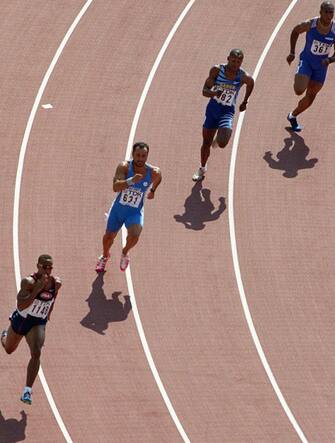 Schatten unter der Sonne von Athen werfen am 6.8.1997 im Olympiastadion bei den Welttitelkämpfen der Leichtathleten in einem 200-m-Vorlauf USA-Sprinter Jon Drummond, der Italiener Giovanni Puggioni, Antoine Boussombo aus Gabun und Thierry Lubin aus Frankreich (v.l.)      (Photo by Frank Kleefeldt/picture alliance via Getty Images)