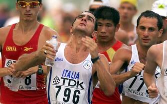 SEV107-19990825-SEVILLE, SPAIN: (L to R) Spanish Santiago Perez, Italians Giovanni Perricelli and Arturo Di Mezza and Irish Jeff Cassin pass by a refreshing point during the Men's 50 km walk final at theIAAF World Championships in Athletics in Seville on Wednesday, 25 August 1999. (DIGITAL IMAGE)      EPA PHOTO       EFE/EMILIO MORENATTI/em/kr