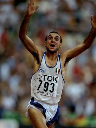 28 Aug 1999:  Vincenzo Modica of Italy finishes 2nd in the marathon  during the IAAF World Championships at the Estadio Olimpico in Seville, Span. \ Mandatory Credit: AllsportUK  /Allsport