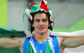 Giuseppe Gibilinsco of Italy celebrates after winning gold in the men's pole vault final 28 August 2003 during the 9th IAAF World Athletics Championships at the Stade de France in Saint-Denis, outside Paris. South Africa's Okkert Brits won silver and Sweden's Patrik Kristiansson took the bronze. AFP PHOTO JOEL SAGET  (Photo credit should read JOEL SAGET/AFP via Getty Images)