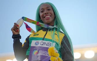 18 July 2022, US, Eugene: Athletics: World Championships, 100m, women: Shelly-Ann Fraser-Pryce of Jamaica holds her gold medal. Photo: Michael Kappeler/dpa