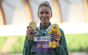 (220720) -- EUGENE, July 20, 2022 (Xinhua) -- Gold medalist Eleanor Patterson of Australia poses for photos during the women's high jump awarding ceremony at the World Athletics Championships Oregon22 in Eugene, Oregon, the United States, July 19, 2022. (Xinhua/Wang Ying) - Wang Ying -//CHINENOUVELLE_XxjpbeE007121_20220720_PEPFN0A001/2207201026/Credit:CHINE NOUVELLE/SIPA/2207201037