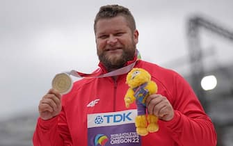 16 July 2022, US, Eugene: Athletics: World Championships: Pawel Fajdek (Poland) shows his gold medal in discus throw. Photo: Michael Kappeler/dpa