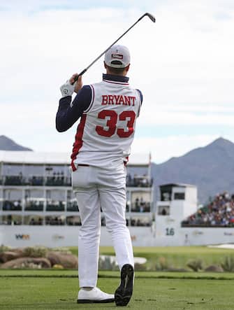 SCOTTSDALE, ARIZONA - JANUARY 30:  Justin Thomas plays his shot from the 16th tee while wearing a replica high school jersey of former NBA player Kobe Bryant during the first round of the Waste Management Phoenix Open at TPC Scottsdale on January 30, 2020 in Scottsdale, Arizona. Bryant and his 13-year old daughter were among nine passengers killed in a helicopter crash on January 26, 2020. (Photo by Christian Petersen/Getty Images)