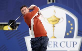 epa07055773 Rory McIlroy of Northern Ireland plays a shot on the 1st tee during the Ryder Cup 2018 at The Golf National in Guyancourt, near Paris, France, 29 September 2018.  EPA/IAN LANGSDON