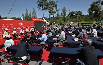 1212829153 South Korean golfers (L-R) Lee Jeong-eun, Jang Ha-na, Choi Hye-jin, Park Sung-hyun, Kim Sei-young and Cho A-yean attend an outdoor press conference ahead of the 42nd KLPGA Championship at Lakewood Country Club in Yangju, northeast of Seoul, on May 13, 2020. - Leading professional golfers will return to competitive action for the first time in months after the coronavirus shutdown when three of the world's top 10 women tee off in South Korea on May 14. (Photo by Jung Yeon-je / AFP) (Photo by JUNG YEON-JE/AFP via Getty Images)