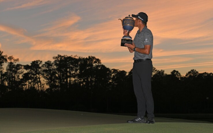 Collin Morikawa festeggia la vittoria a Bradenton. Rosso stavolta è il tramonto... Collin Morikawa festeggia la vittoria a Bradenton. Rosso stavolta è il tramonto...