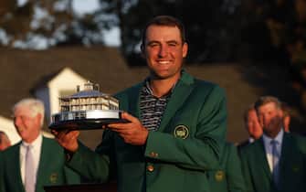 (220411) -- AUGUSTA, April 11, 2022 (Xinhua) -- Scottie Scheffler of the United States wearing his green jacket poses with his trophy after winning the 2022 Masters golf tournament at Augusta National Golf Club, in Augusta, the United States, on April 10, 2022. (Masters golf tournament/Handout via Xinhua) - Masters golf tournament -//CHINENOUVELLE_XxjpbeE007114_20220411_PEPFN0A001/2204110857/Credit:CHINE NOUVELLE/SIPA/2204110929