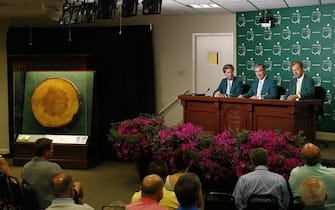 epa04695740 Augusta National Golf Club Chairman Billy Payne (C) speaks at his annual press conference during the final practice round at the 2015 Masters Tournament at the Augusta National Golf Club in Augusta, Georgia, USA, 08 April 2015. The Masters Tournament is held 09 April through 12 April 2015.  At left is a cross section of the Eisenhower Pine tree which will be given to the Dwight D. Eisenhower Presidential Library.  EPA/ANDREW GOMBERT