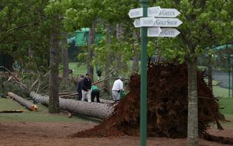 epa10564253 A large tree is on the ground near the 17th tee during a suspension in play due to weather, in the second round of the Masters Tournament at the Augusta National Golf Club in Augusta, Georgia, USA, 07 April 2023. The Augusta National Golf Club will hold the Masters Tournament from 06 April through 09 April 2023.  EPA/JUSTIN LANE