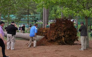 epa10564248 A large tree is on the ground near the 17th tee during a suspension in play due to weather, in the second round of the Masters Tournament at the Augusta National Golf Club in Augusta, Georgia, USA, 07 April 2023. The Augusta National Golf Club will hold the Masters Tournament from 06 April through 09 April 2023.  EPA/JUSTIN LANE