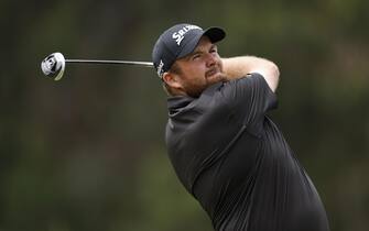 epa10699140 Shane Lowry of Ireland tees off on the seventh tee during the final round of the 2023 US Open golf tournament on the North Course of the Los Angeles Country Club in Los Angeles, California, USA, 18 June 2023.  EPA/CAROLINE BREHMAN