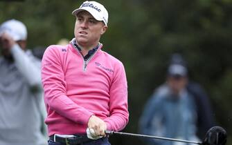 epa10565037 Justin Thomas of the US tees off on the 15th hole during the continuation of the second round of the Masters Tournament at the Augusta National Golf Club in Augusta, Georgia, USA, 08 April 2023. The Augusta National Golf Club will hold the Masters Tournament from 06 April through 09 April 2023.  EPA/JUSTIN LANE
