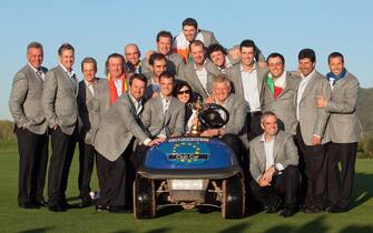 epa02374058 The European Ryder Cup team with the trophy after beating the USA on the final day of the Ryder Cup at Celtic Manor golf course, Newport, Wales 04 October 2010.  EPA/GERRY PENNY