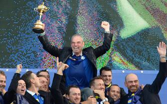 epa04422179 Europe's Ryder Cup captain Paul McGinley (up) celebrates with the trophy after Europe beat the USA by five points in the 40th Ryder Cup at Gleneagles, Perthshire, Scotland, 28 September 2014.  EPA/GERRY PENNY