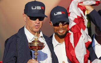 epa05567544 Team USA captain David Love III hoists the Ryder Cup with Tiger Woods of the US (R)  at the closing ceremony after defeating Team Europe during the Ryder Cup 2016 at the Hazeltine National Golf Club in Chaska, Minnesota, USA, 02 October 2016. The Ryder Cup 2016 runs from 29 September to 02 October.  EPA/ERIK S. LESSER