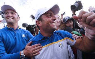 epaselect epa07059405 Francesco Molinari (R) of Italy and Jon Rahm (L) of Spain celebrate their win on the final day of the Ryder Cup 2018 at The Golf National in Guyancourt, near Paris, France, 30 September 2018.  EPA/IAN LANGSDON
