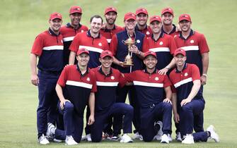 epa09490655 The US team celebrates with the Ryder Cup trophy after winning on the final day of the pandemic-delayed 2020 Ryder Cup golf tournament at the Whistling Straits golf course in Kohler, Wisconsin, USA, 26 September 2021.  EPA/TANNEN MAURY