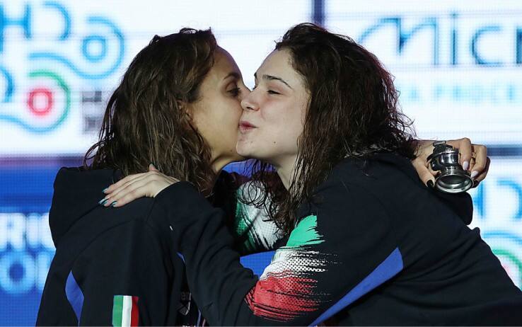Il bacio tra Benedetta Pilato e Martina Carraro sul podio dei 50 rana