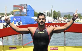 epa10043225 Dario Verani of Italy celerates his victory in men's open water 25km race of 19th FINA World Championships in Lake Lupa in Budakalasz, Hungary, 30 June 2022.  EPA/Zsolt Szigetvary HUNGARY OUT
