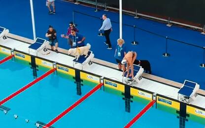 Pellegrini, tuffo in piscina con la mascotte Lea