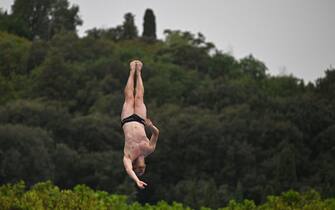 Luxembourg's Alain Kohl competes in the Men's High Diving 27m round 1 on August 18, 2022 at the LEN European Aquatics Championships in Rome. (Photo by Alberto PIZZOLI / AFP) (Photo by ALBERTO PIZZOLI/AFP via Getty Images)