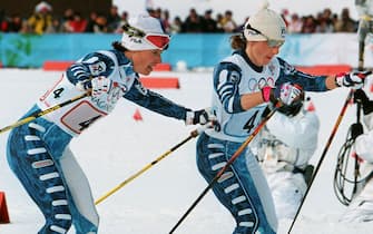 Manuela Di Centa e Stefania Belmondo durante la staffetta 4x5 ai Giochi Olimpici di Nagano, 16 febbraio 1998. ANSA/KAZUHIRO NOGI
