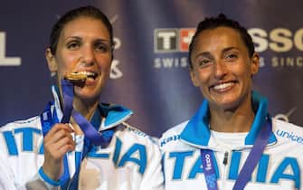 epa03816175 Gold medalist Arianna Errigo (L) of Italy and bronze medalist compatriot Elsia Di Francisca celebrate during the medal ceremony of womens individual foil competition of World Fencing Championships in Budapest, Hungary, 07 August 2013.  EPA/Tibor Illyes HUNGARY OUT