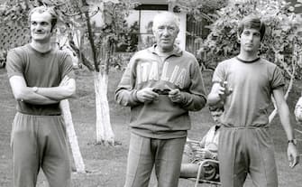 Ferruccio Valcareggi (c) in una foto con Sandro Mazzola (S) e Gianni Rivera durante l'edizione del 1970 dei Mondiali di calio. 
ANSA