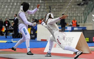 TURIN, ITALY - FEBRUARY 09: Arianna Errigo of Italy (L) and Zander Rhodes of the United States (R) in action during the T32 women during the Fencing Grand Prix at the Pala Alpitour on February 9, 2020 in Turin, Italy. (Photo by Chris Ricco/Getty Images)