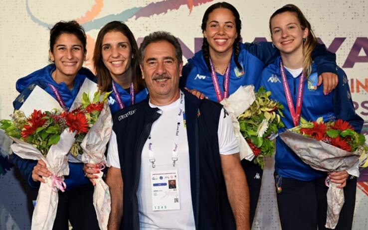 Il C.t. Stefano Cerioni al centro, con le fiorettiste medaglia d'oro ai Campionati Europei di Antalya 2022. (Da sin: Francesca Palumbo, Arianna Errigo, Alice Volpi, Martina Favaretto)