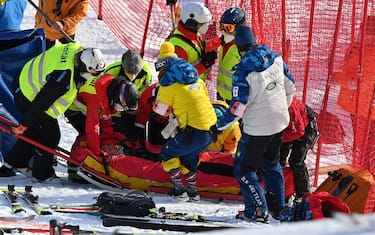 US Tommy Ford is evacuated on a stretcher after falling while competing in the round 1 of the Men's Giant Slalom race during the FIS Alpine ski World Cup on January 9, 2021, in Adelboden. (Photo by Fabrice COFFRINI / AFP) (Photo by FABRICE COFFRINI/AFP via Getty Images)