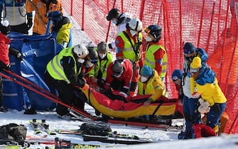 US Tommy Ford is evacuated on a stretcher as he receives medication after falling while competing in the round 1 of the Men's Giant Slalom race during the FIS Alpine ski World Cup on January 9, 2021, in Adelboden. (Photo by Fabrice COFFRINI / AFP) (Photo by FABRICE COFFRINI/AFP via Getty Images)