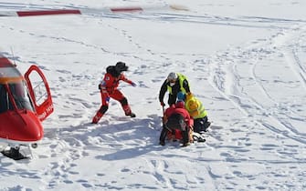 US Tommy Ford is evacuated on a stretcher by helicopter after falling while competing in the round 1 of the Men's Giant Slalom race during the FIS Alpine ski World Cup on January 9, 2021, in Adelboden. (Photo by Fabrice COFFRINI / AFP) (Photo by FABRICE COFFRINI/AFP via Getty Images)