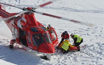 US Tommy Ford is evacuated on a stretcher by helicopter after falling while competing in the round 1 of the Men's Giant Slalom race during the FIS Alpine ski World Cup on January 9, 2021, in Adelboden. (Photo by Fabrice COFFRINI / AFP) (Photo by FABRICE COFFRINI/AFP via Getty Images)