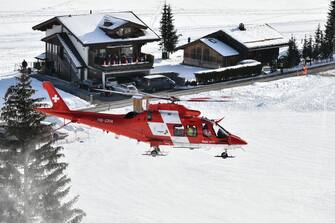 The helicopter transporting US Tommy Ford leaves the track after the skier fell while competing in the round 1 of the Men's Giant Slalom race during the FIS Alpine ski World Cup on January 9, 2021, in Adelboden. (Photo by Fabrice COFFRINI / AFP) (Photo by FABRICE COFFRINI/AFP via Getty Images)
