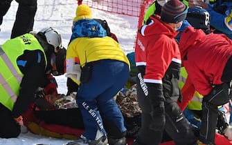 US Tommy Ford receives medication after falling while competing in the round 1 of the Men's Giant Slalom race during the FIS Alpine ski World Cup on January 9, 2021, in Adelboden. (Photo by Fabrice COFFRINI / AFP) (Photo by FABRICE COFFRINI/AFP via Getty Images)