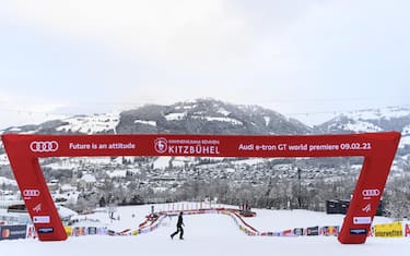 epa08946448 Workers prepare the finish gate of the FIS Alpine Skiing World Cup event in Kitzbuehel, Austria, 18 January 2021. Due to the ongoing Covid-19 coronavirus pandemic the traditional Hahnenkamm races will take place without spectators.  EPA/CHRISTIAN BRUNA