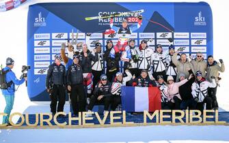 epa10456665 Bronze medalist Alexis Pinturault (C) of France celebrates with members of France's ski federation during the flowers ceremony of the men's super-g race at the 2023 FIS Alpine Skiing World Championships in Courchevel, France, 09 February 2023.  EPA/JEAN-CHRISTOPHE BOTT