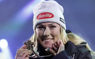 epa10471271 Gold medalist Mikaela Shiffrin of the USA celebrates during the medal ceremony for the Women's Giant Slalom competition at the FIS Alpine Skiing World Championships in Meribel, France, 16 February 2023.  EPA/GUILLAUME HORCAJUELO