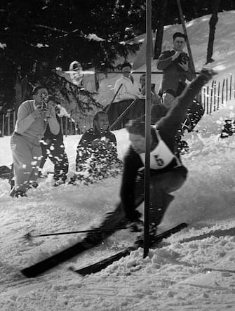 FRANCE - CIRCA 1935:  French ski racer Emile Allais during her winning slalom race. Photograph. Around 1935  (Photo by Imagno/Getty Images)