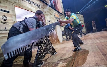 epa06310087 A handout photo made available by Global Newsroom shows Brad De Losa of Australia competing in the Single Buck discipline during the Stihl Timbersports World Championships at the Hakons Hall in Lillehammer, Norway, 04 November 2017, (issued 05 November 2017). The event was won by now nine time World Champion Jason Wynyard of New Zealand, followed by Brad De Losa of Australia and Mitch Hewitt of Canada.  EPA/Sebastian Marko / GLOBAL NEWSROOM / HANDOUT  HANDOUT EDITORIAL USE ONLY/NO SALES