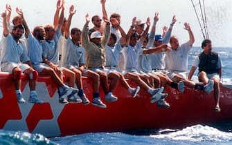 1992 Raul Gardini e Paul Cayard con l'equipaggio a bordo del Moro di Venezia. ANSA ARCHIVIO