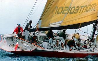 1990 Raul Gardini e Paul Cayard con l'equipaggio sul Moro di Venezia. ANSA ARCHIVIO