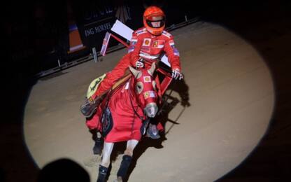 Gina Schumacher in sella in tuta Ferrari. FOTO