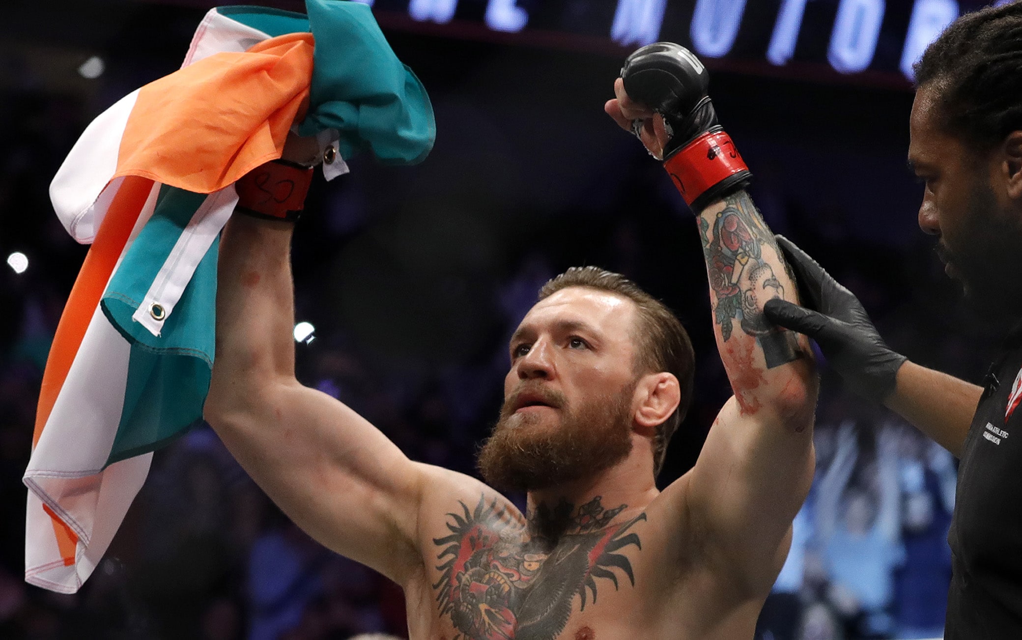 McGregor esulta dopo la vittoria contro Cerrone McGregor esulta dopo la vittoria contro Cerrone