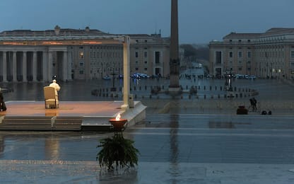 Papa prega in una piazza San Pietro deserta. FOTO
